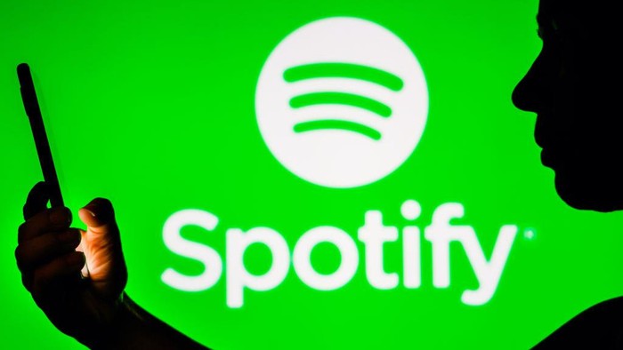 Spotify melakukan PHK terhadap 200 pekerja, atau setara 2% total jumlah karyawannya. PHK ini menyasar karyawan di department podcast Spotify.