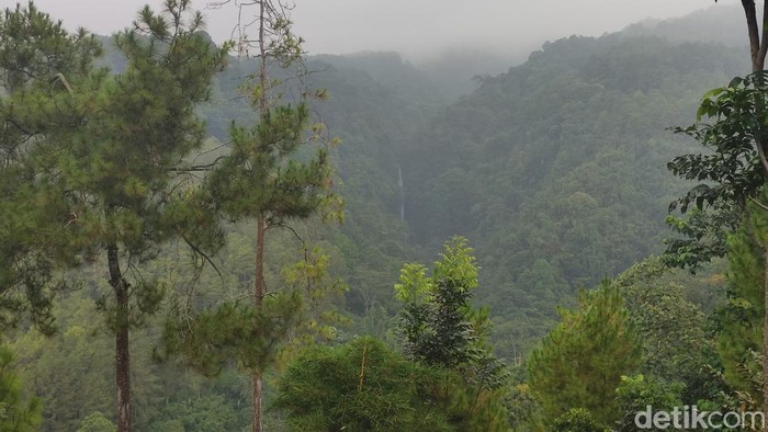 Suasana di Coban Glotak, Malang tempat pria berkostum BDSM bikin merinding para wisatawan.