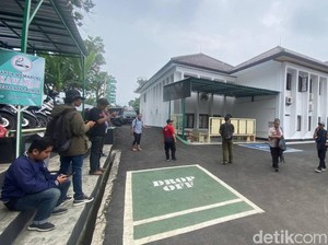 Gempa Bikin Pengunjung-Pegawai PN Cianjur Berhamburan