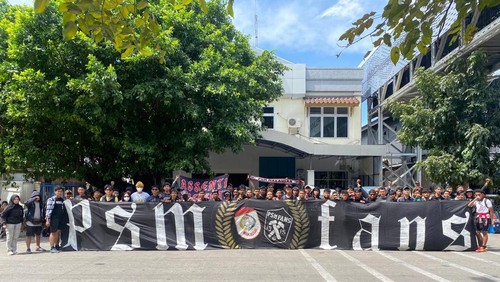 Puluhan suporter PSM datang ke Bali. Mereka tidak tahu suporter tim tamu dilarang ke stadion.