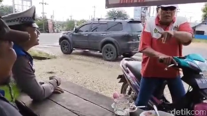 Tangkapan layar video viral seorang pemotor mencaci maki polantas di Indragiri Hulu, Riau.