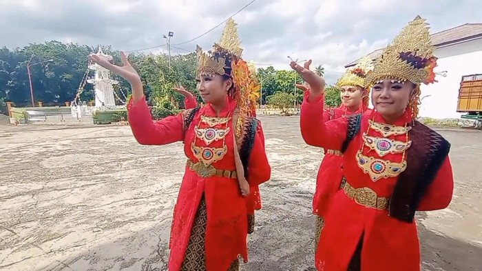 Tari sambut silampari kahyangan tinggi.