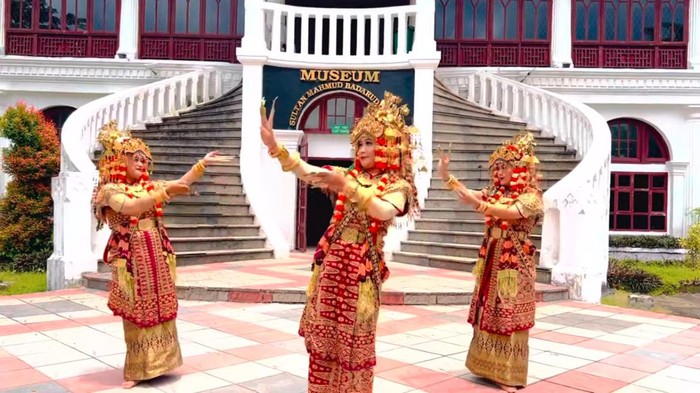 Tari tanggai.