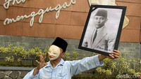 Penari lainnya, mengenakan kaus putih, celana, kopiah hitam dan memainkan suling untuk mengiringi tarian ini. (Wisma Putra/detikJabar)