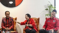 Ganjar yang duduk di sebelah kiri Megawati juga terlihat tertawa ceria.