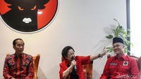 Megawati mengaku bangga atas kehadiran langsung Presiden Jokowi di Rakernas III PDIP. Dia pun menyampaikan rasa terima kasihnya kepada Jokowi.  