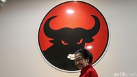 Senyum Megawati di sela-sela jumpa pers usai menghadiri Rakernas PDIP. Megawati menyebut rakernas PDIP ini merupakan hal yang biasa, karena sudah menjadi keputusan kongres partai untuk menyelenggarakan kegiatan tersebut paling tidak empat kali dalam setahun. Megawati mengatakan rakernas ini juga sekaligus untuk konsolidasi pemilu dari pengurus tinggi hingga anak ranting.  