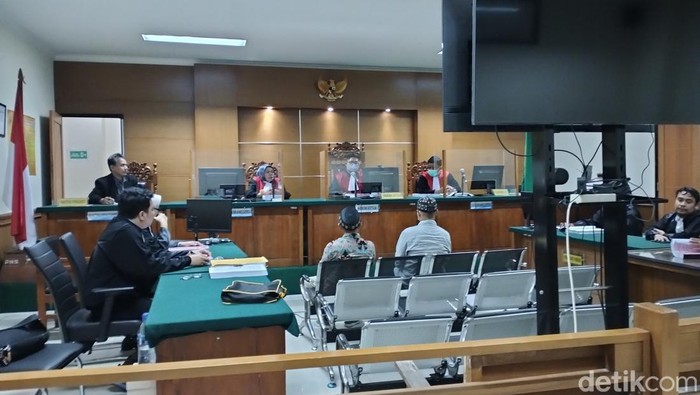 Terdakwa kasus korupsi dana BOS Afirmasi di Kabupaten Pandeglang, Asep Aed Subadriwijaya, dituntut 7 tahun penjara atas kasus yang rugikan negara Rp 1,6 miliar. (Bahtiar R/detikcom)