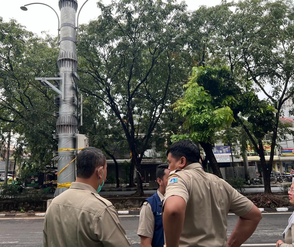 Tiang BTS di Jl Sunter Permai Raya, Jakarta Utara, disegel, 31 Mei 2023. (Dokumentasi oleh warga bernama Anya)
