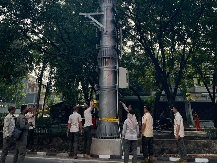 Tiang BTS di Jl Sunter Permai Raya, Jakarta Utara, disegel, 31 Mei 2023. (Dokumentasi oleh warga bernama Anya)
