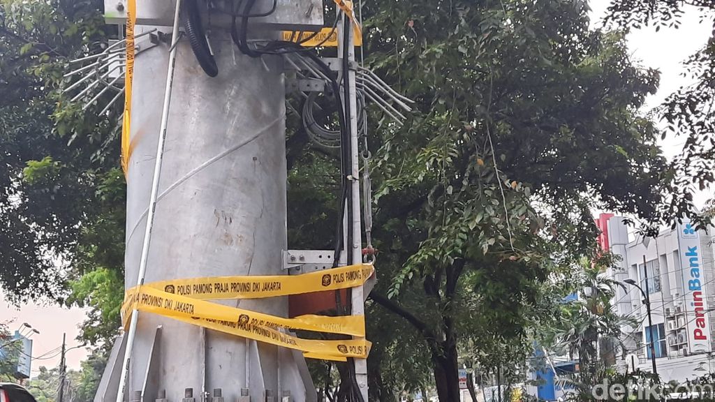 Tiang BTS di Sunter Jakarta Utara disegel Satpol PP DKI. Foto 6 Juni 2023. (Annisa Aulia Rahim/detikcom)