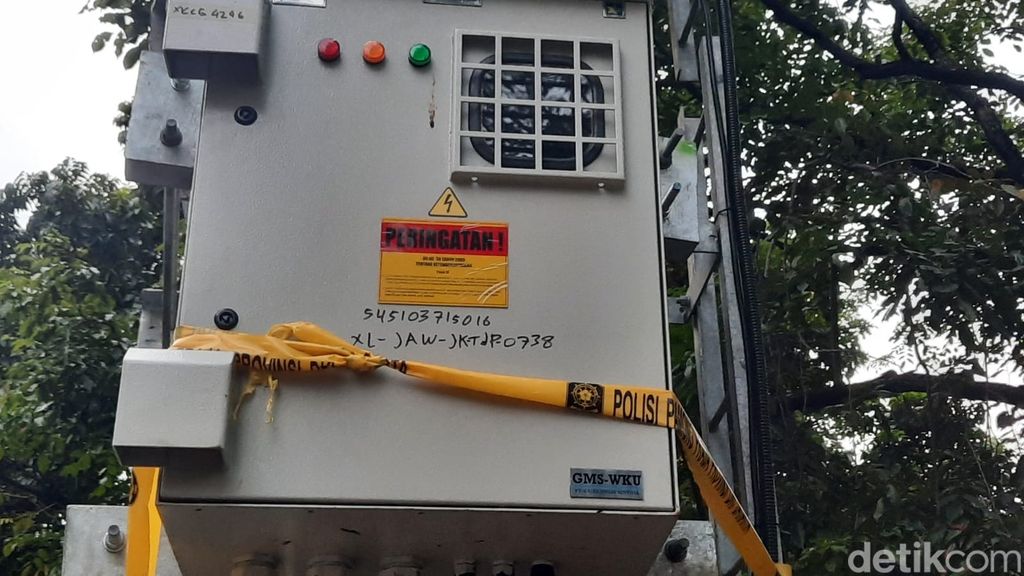 Tiang BTS di Sunter Jakarta Utara disegel Satpol PP DKI. Foto 6 Juni 2023. (Annisa Aulia Rahim/detikcom)