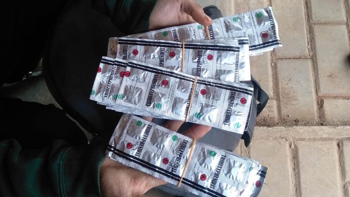 Toko minuman dan pulsa HP di Pengasinan, Sawangan, Depok digerebek karena jual secara ilegal obat keras.