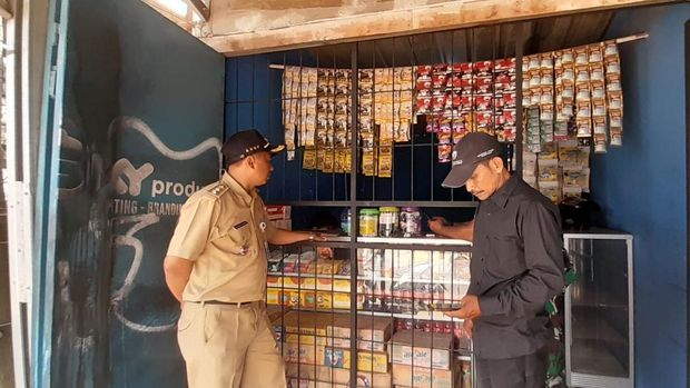 Toko minuman dan pulsa HP di Pengasinan, Sawangan, Depok digerebek karena jual secara ilegal obat keras.