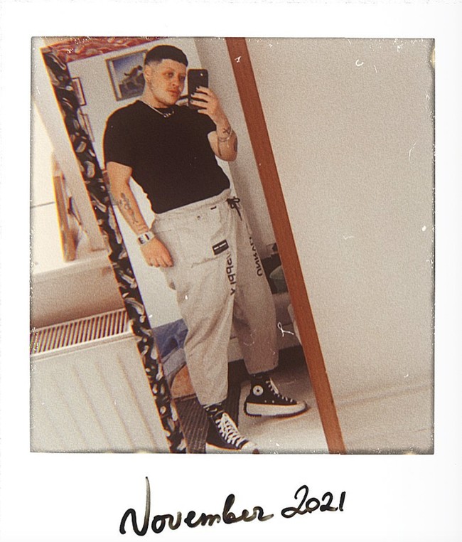 Aktivis gay Fred Sargeant menilai, kemunculan Logan di majalah tersebut melenceng dari pesan Pride month. Menurutnya, momen tersebut sudah dieksploitasi berlebih demi kepentingan komersial. Pride Month telah menjadi kompetisi di kalangan trans yang ingin mencari keuntungan, sehingga esensinya melenceng dari semangat awal untuk bersatu dalam perayaan, tulisnya. (Foto: Instagram/@loganecbrown)