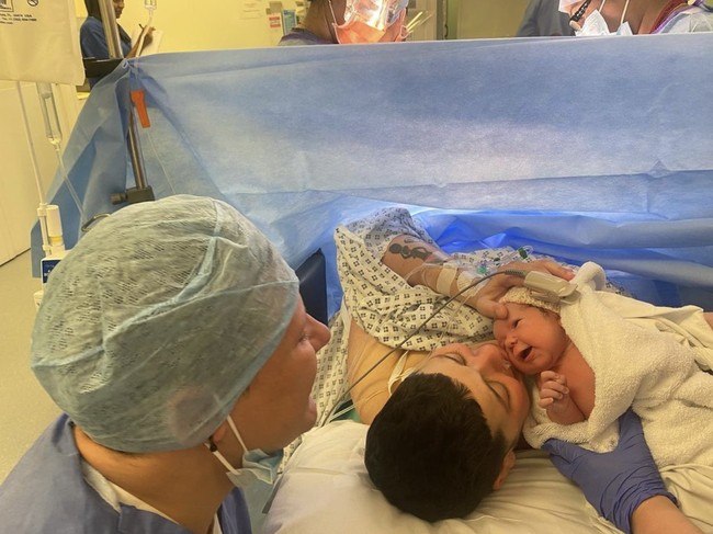 Logan melahirkan dua minggu setelah majalah tersebut dirilis. Anaknya merupakan buah hati Logan bersama pasangannya, Bailey Mills yang berprofesi sebagai drag performer dan mengklaim dirinya non-biner. (Foto: Instagram/@loganecbrown)