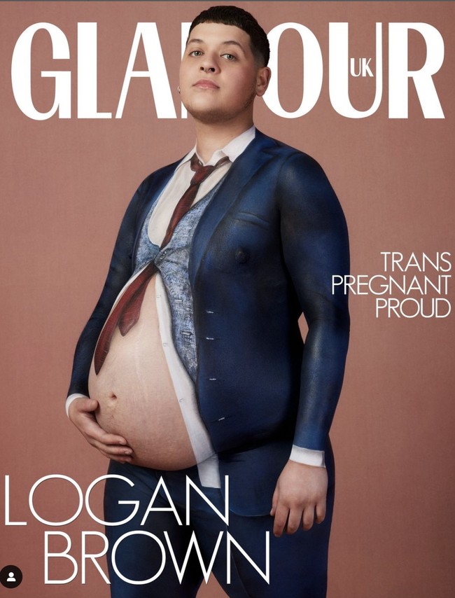Majalah Glamour Inggris menampilkan seorang transgender pria yang sedang hamil sebagai model sampulnya. Namun, penampilan tersebut malah menjadi bumerang setelah kritikan juga datang dari komunitas LGBT (Lesbian, Gay, Biseksual, Transgender). Di edisi digital Juni yang terbit untuk mengawali Pride Month itu, tampil Logan Brown yang tengah berbadan dua. Aktivis yang juga penulis 27 tahun itu digambarkan berpose dalam balutan setelan berjas sambil memegang perut hamilnya yang sudah membesar.  (Foto: Instagram/@loganecbrown)