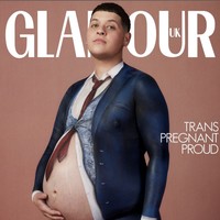 Majalah Glamour Inggris menampilkan seorang transgender pria yang sedang hamil sebagai model sampulnya. Namun, penampilan tersebut malah menjadi bumerang setelah kritikan juga datang dari komunitas LGBT (Lesbian, Gay, Biseksual, Transgender). Di edisi digital Juni yang terbit untuk mengawali Pride Month itu, tampil Logan Brown yang tengah berbadan dua. Aktivis yang juga penulis 27 tahun itu digambarkan berpose dalam balutan setelan berjas sambil memegang perut hamilnya yang sudah membesar.  (Foto: Instagram/@loganecbrown)