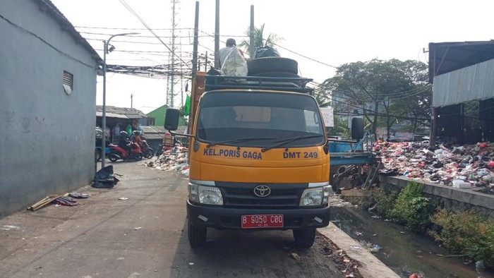 Truk Angkut Sampah di Tangerang