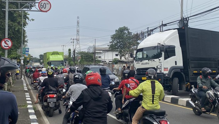 Truk melintang di Depok bikin Jalan Raya Bogor tak bisa dilintasi (Devi-detikcom)