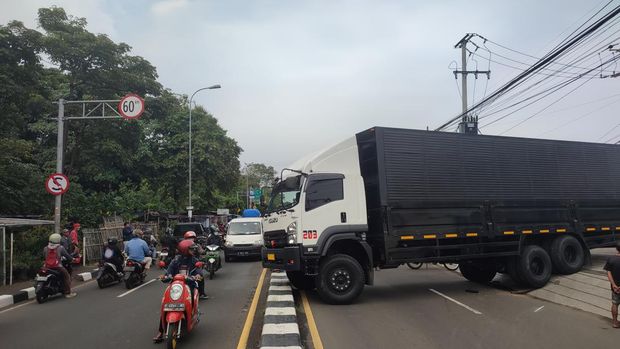 Truk Mogok Dekat Terminal Jatijajar Depok (Ricky-detikcom)