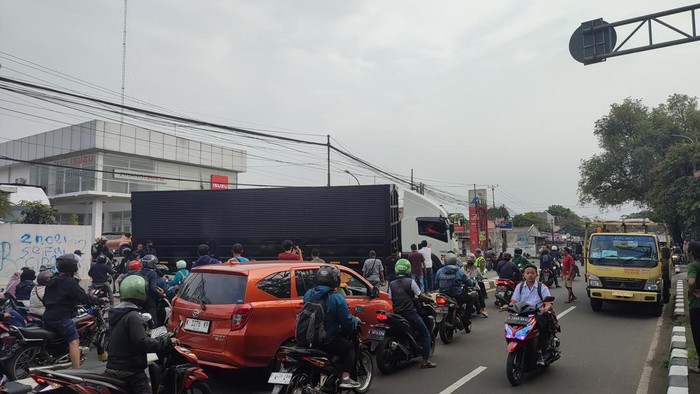 Truk Mogok Dekat Terminal Jatijajar Depok (Ricky-detikcom)
