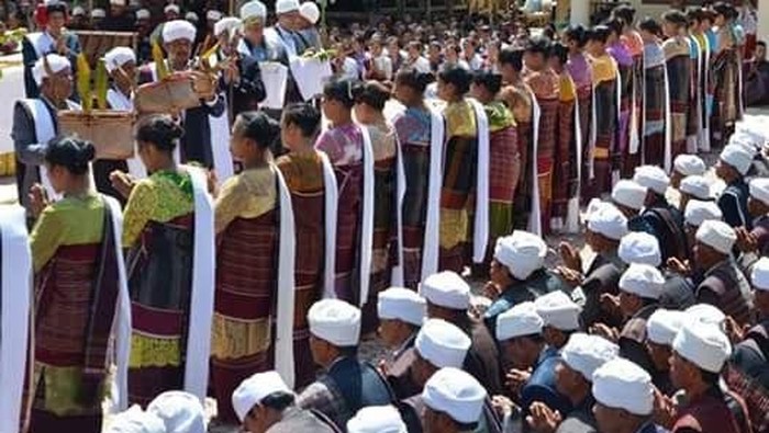 Ugamo Malim/Parmalim melakukan upacara agama memohon berkat dari Debata Mulajadi Nabolon