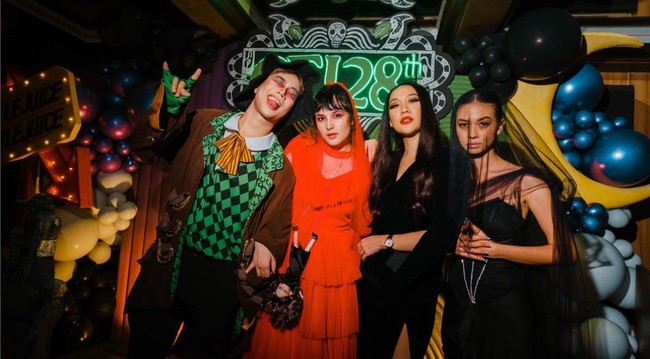 Bunga Citra Lestari dengan kostum serba hitam, rambut panjang, wajah pucat dan bibir merah menyala, memilih karakter Morticia Addams dari cerita ‘The Addams Family’. Foto: Instagram