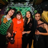 Bunga Citra Lestari dengan kostum serba hitam, rambut panjang, wajah pucat dan bibir merah menyala, memilih karakter Morticia Addams dari cerita ‘The Addams Family’. Foto: Instagram