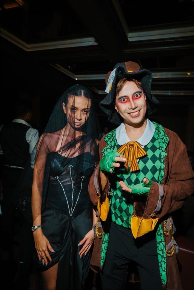 Mengenakan gaun dan veil hitam, Yuki Kato cosplay jadi Emily The Corpse Bride dari film ‘Corpse Bride’. Untuk jadi semakin mirip karakter horror, ia tampil dengan makeup pucat. Foto: Instagram