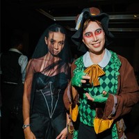 Mengenakan gaun dan veil hitam, Yuki Kato cosplay jadi Emily The Corpse Bride dari film ‘Corpse Bride’. Untuk jadi semakin mirip karakter horror, ia tampil dengan makeup pucat. Foto: Instagram