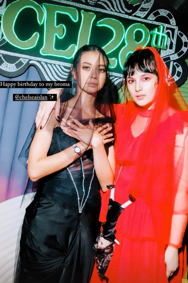 Bintang film ‘Sebelum Iblis Menjemput’ ini mengusung tema Tim Burton untuk pesta ulang tahunnya. Tamu-tamu yang datang pun tampil total memakai kostum horror yang terinspirasi dari karakter di film garapan sutradara bergaya eksentrik ini.  Foto: Instagram