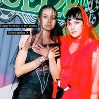 Bintang film ‘Sebelum Iblis Menjemput’ ini mengusung tema Tim Burton untuk pesta ulang tahunnya. Tamu-tamu yang datang pun tampil total memakai kostum horror yang terinspirasi dari karakter di film garapan sutradara bergaya eksentrik ini.  Foto: Instagram