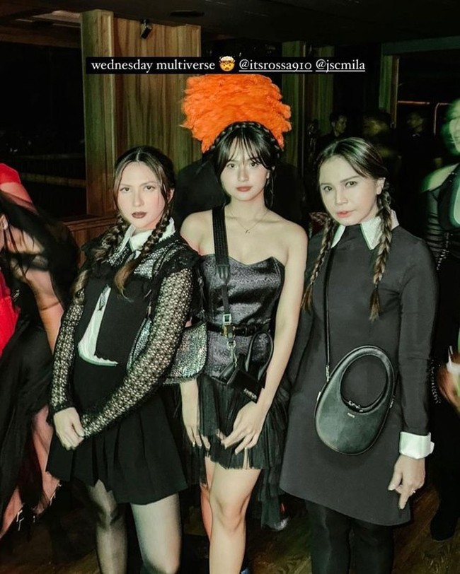 Rossa dan Jessica Mila kompak jadi Wednesday Addams, dengan busana bergaya preppy warna hitam-putih dan rambut dikepang. Foto: Instagram