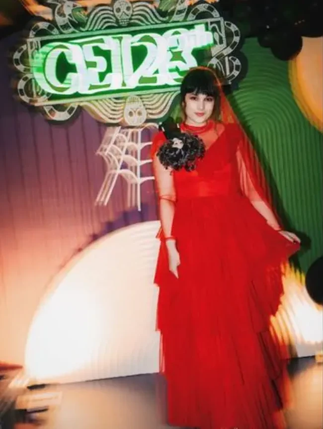 Chelsea Islan sendiri menjadi Lydia Deetz, karakter dari film ‘Beetlejuice’. Ia tampil dalam balutan gaun merah dan veil berwarna senada, serta makeup yang juga nuansa merah pada bagian mata. Foto: Instagram