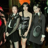 Rossa dan Jessica Mila kompak jadi Wednesday Addams, dengan busana bergaya preppy warna hitam-putih dan rambut dikepang. Foto: Instagram