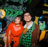 Vidi Aldiano tampil maksimal sebagai Mad Hatter, karakter fantasi kolektor topi dari film live action ‘Alice In Wonderland’. Foto: Instagram