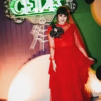 Chelsea Islan sendiri menjadi Lydia Deetz, karakter dari film ‘Beetlejuice’. Ia tampil dalam balutan gaun merah dan veil berwarna senada, serta makeup yang juga nuansa merah pada bagian mata. Foto: Instagram