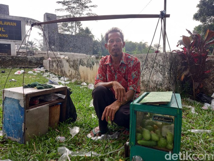 Utis penjual rujak tumbuk di Subang.