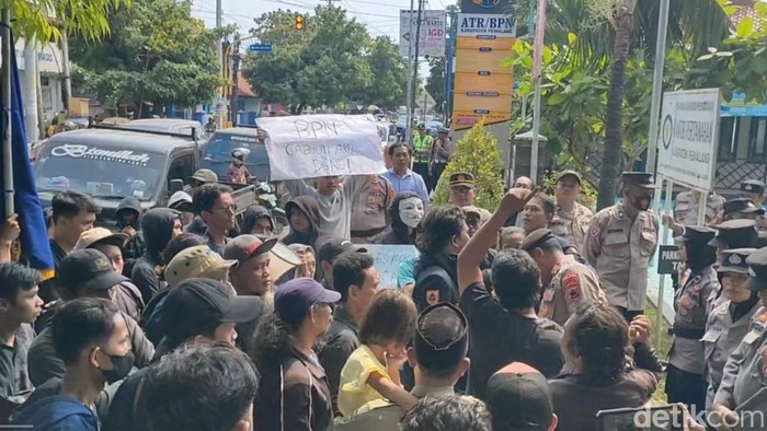 Warga dan mahasiswa menggelar aksi demo di kantor BPN Pemalang terkait kasus pencabulan anak, Selasa (6/6/2023).