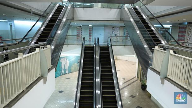 Warga melewati toko-toko kosong di Mal Plaza Semanggi, Jakarta, Selasa (6/6/2023). (CNBC Indonesia/Tri Susilo)