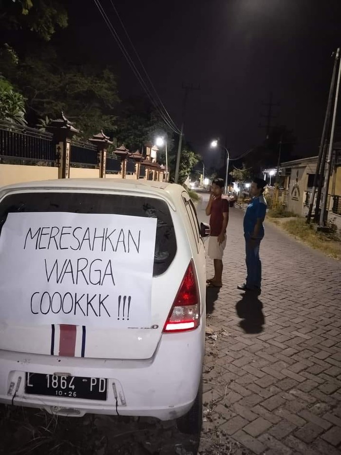 Warga pasang poster berisi protes di Mobil yang terparkir selama berbulan-bulan di Gresik