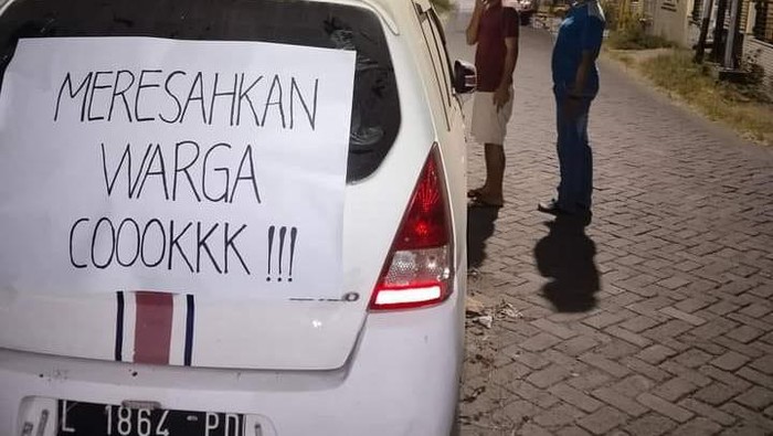 Warga pasang poster berisi protes di Mobil yang terparkir selama berbulan-bulan di Gresik