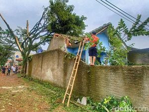 Ngerinya Amukan Puting Beliung yang Rusak Ratusan Rumah di Bandung