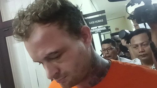 Drew Donald Ireland (29), WNA Australia, ditangkap polisi setelah menghajar pacarnya hingga babak belur karena tak terima ditagih utang.