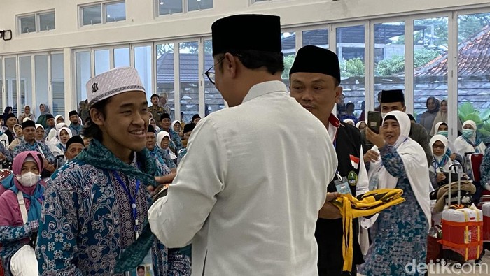 Yazid Jelang Ramadhan saat menerima syal sebagai simbol peresmian keberangkatan haji oleh Wali Kota Sukabumi Achmad Fahmi