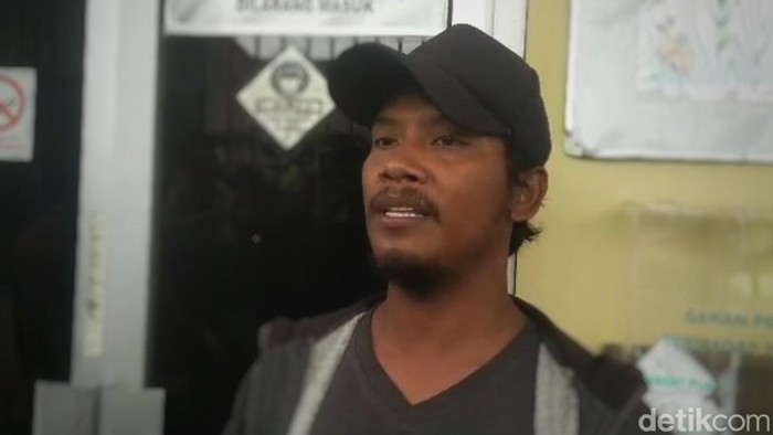 Yunus, sopir kontainer korban perampokan usai melapor polisi. (Prima Syahbana/detikSumbagsel)
