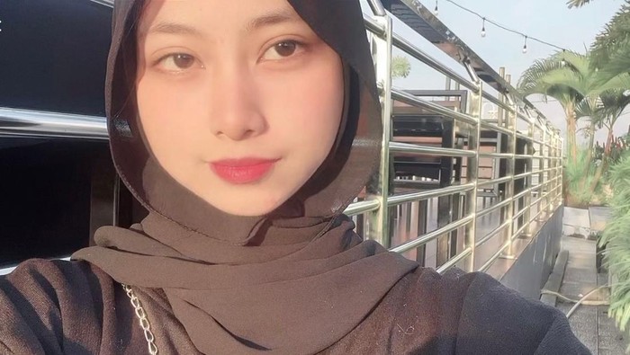 Zafira, mahasiswi di Pontianak membuka jasa cabut uban.