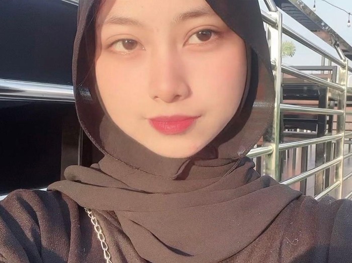 Zafira, mahasiswi di Pontianak membuka jasa cabut uban.