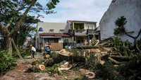 Pemerintah Kabupaten Bandung mencatat sebanyak 141 rumah di tiga kelurahan di Kecamatan Baleendah mengalami kerusakan ringan hingga berat akibat bencana angin puting beliung yang terjadi pada Senin (5/6/2023) petang.  